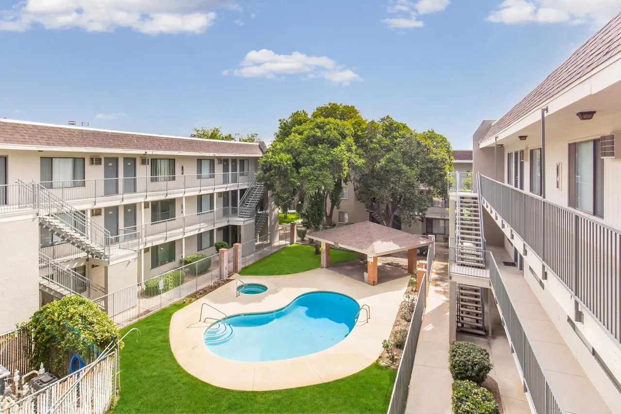 Sterling Pointe Apartments