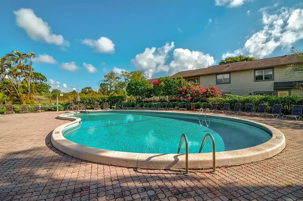 Crystal Pointe Apartments