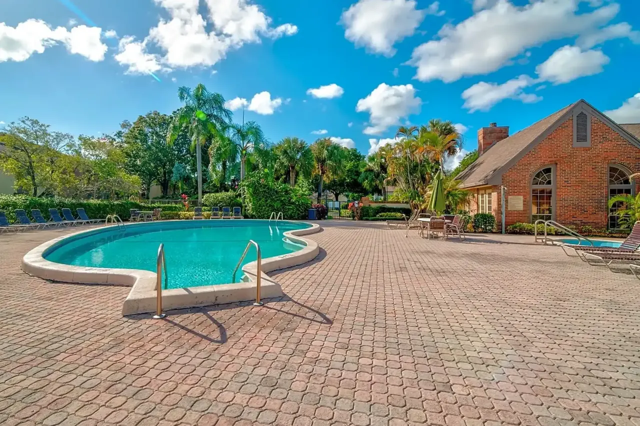 Crystal Pointe Apartments