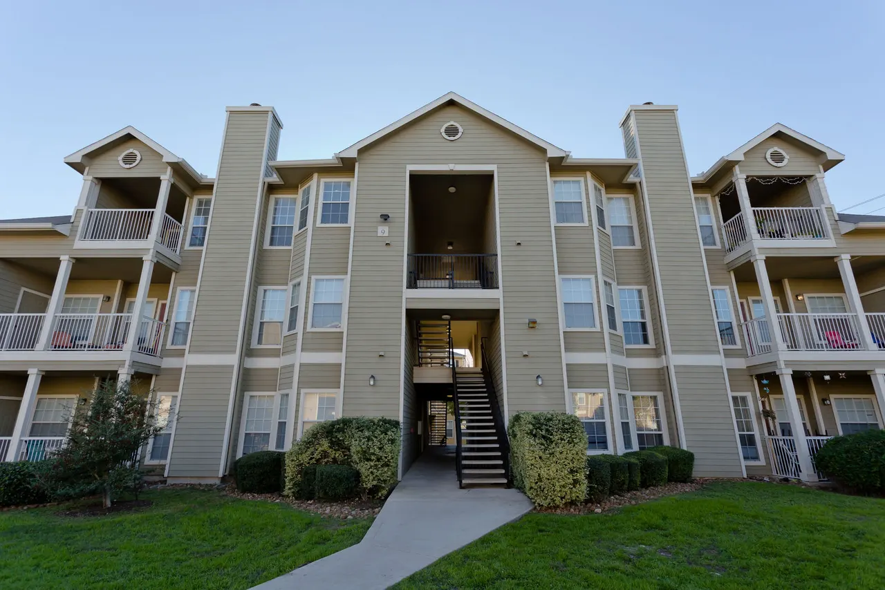 The Ravinia Apartments
