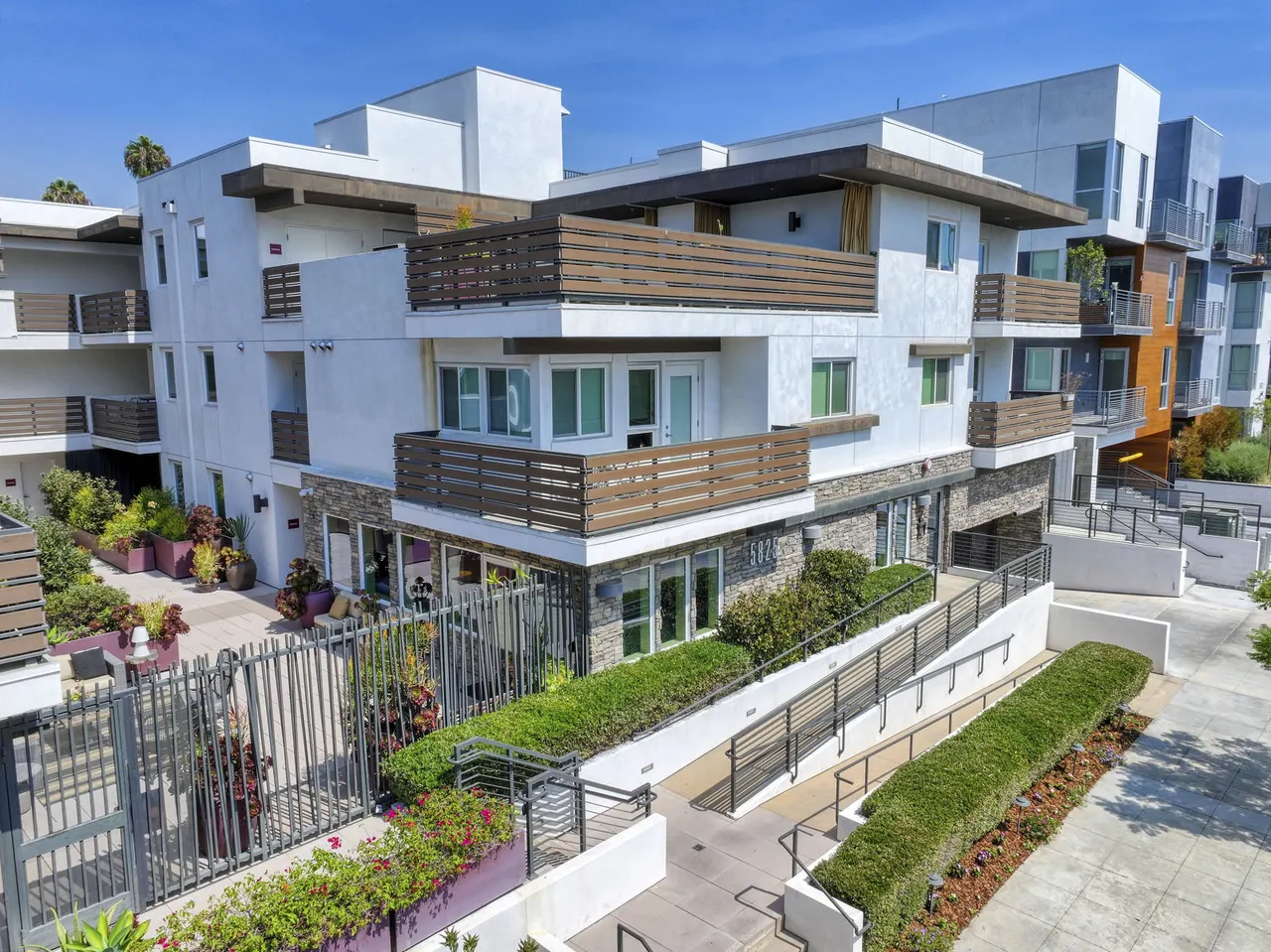 The Metropolitan at Larchmont Village