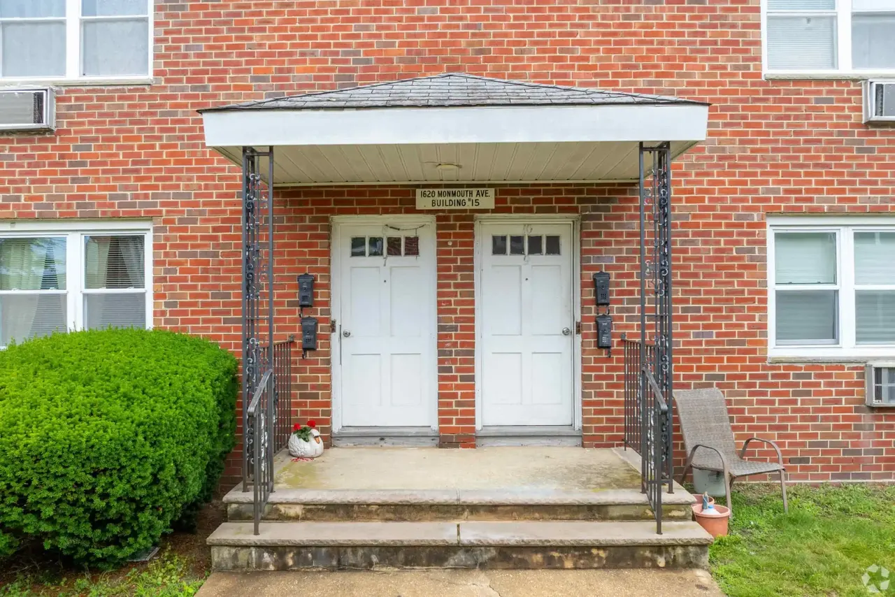 Pinewood Apartments-Lakewood