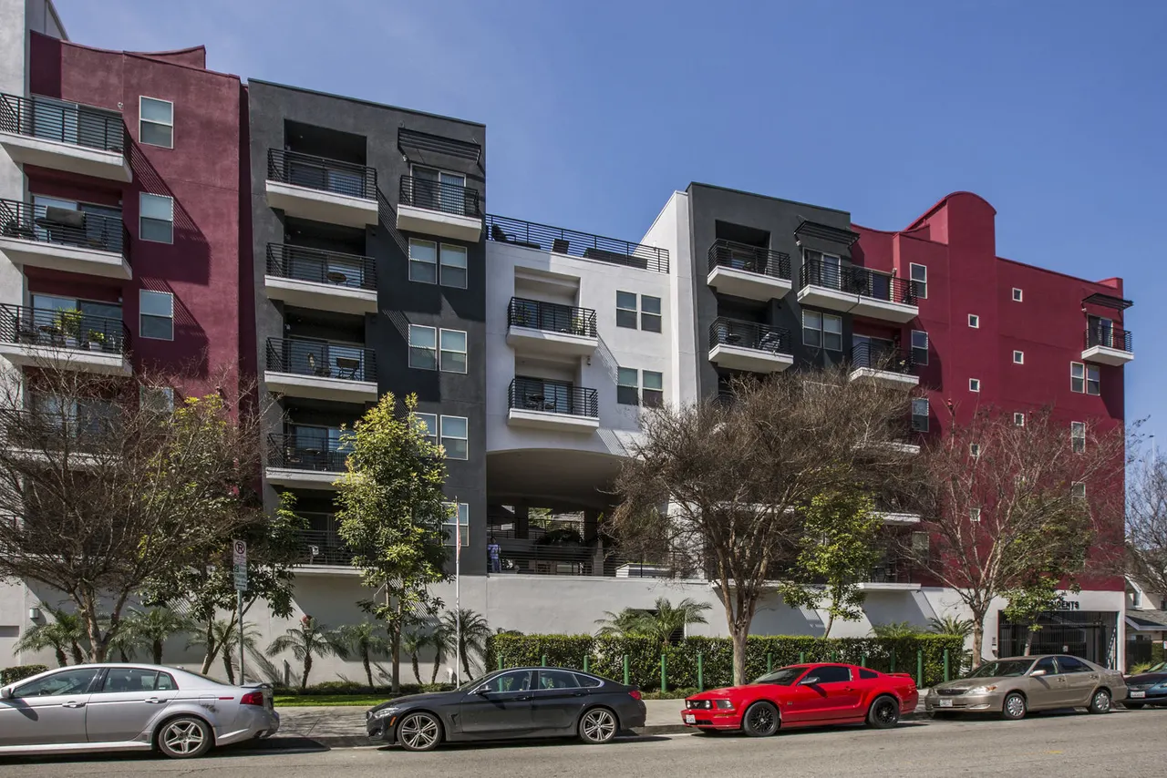 The Pearl on Wilshire Apartments