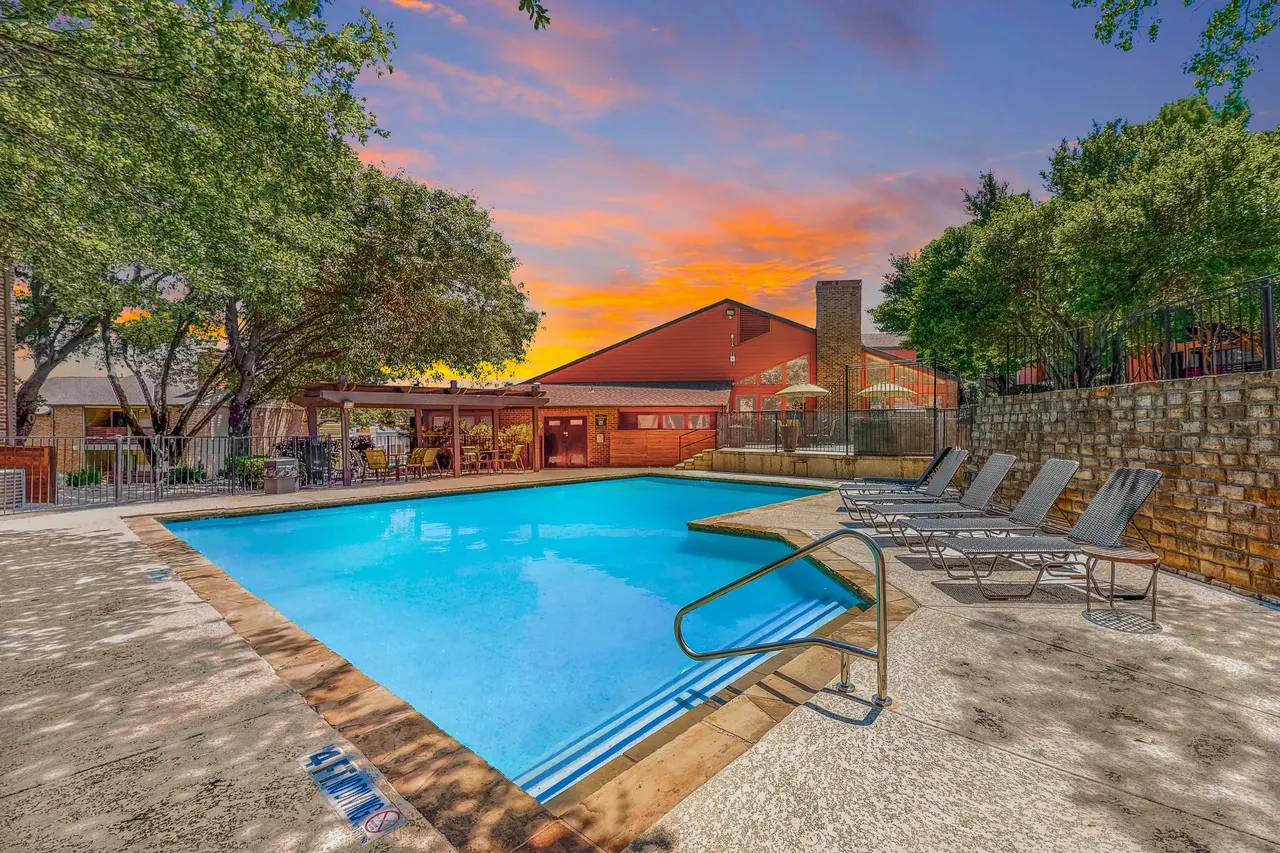 Silverton Apartments
