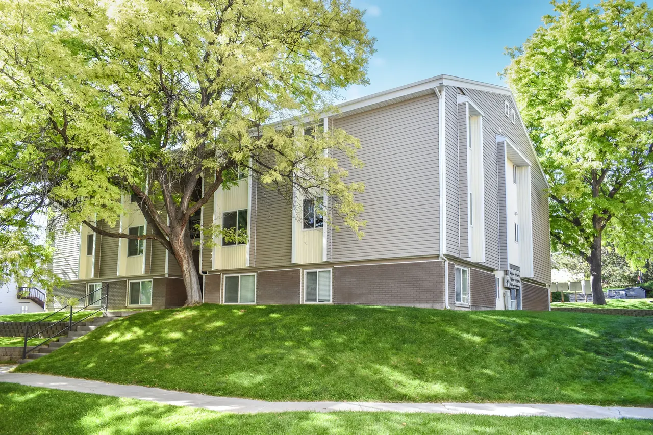 Summit Apartments
