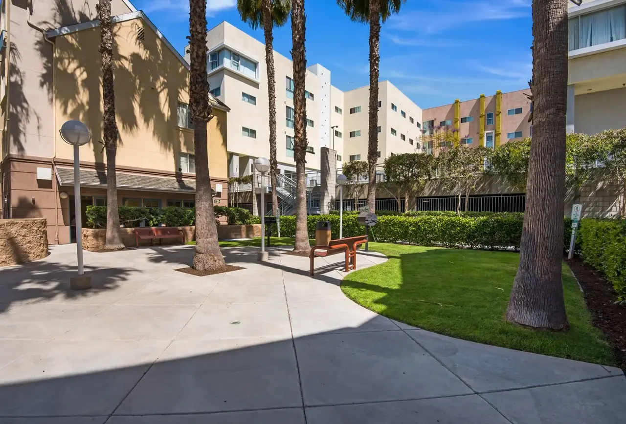 Carlton Court Metro Hollywood