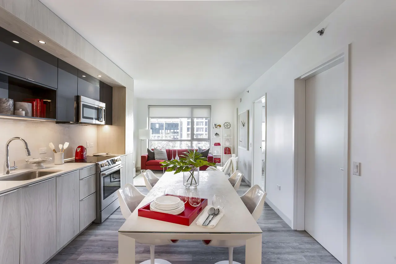 33 8th St
