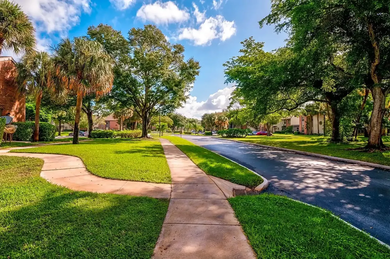Crystal Pointe Apartments