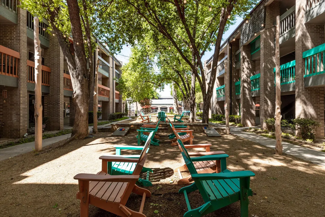 Sycamore Square South