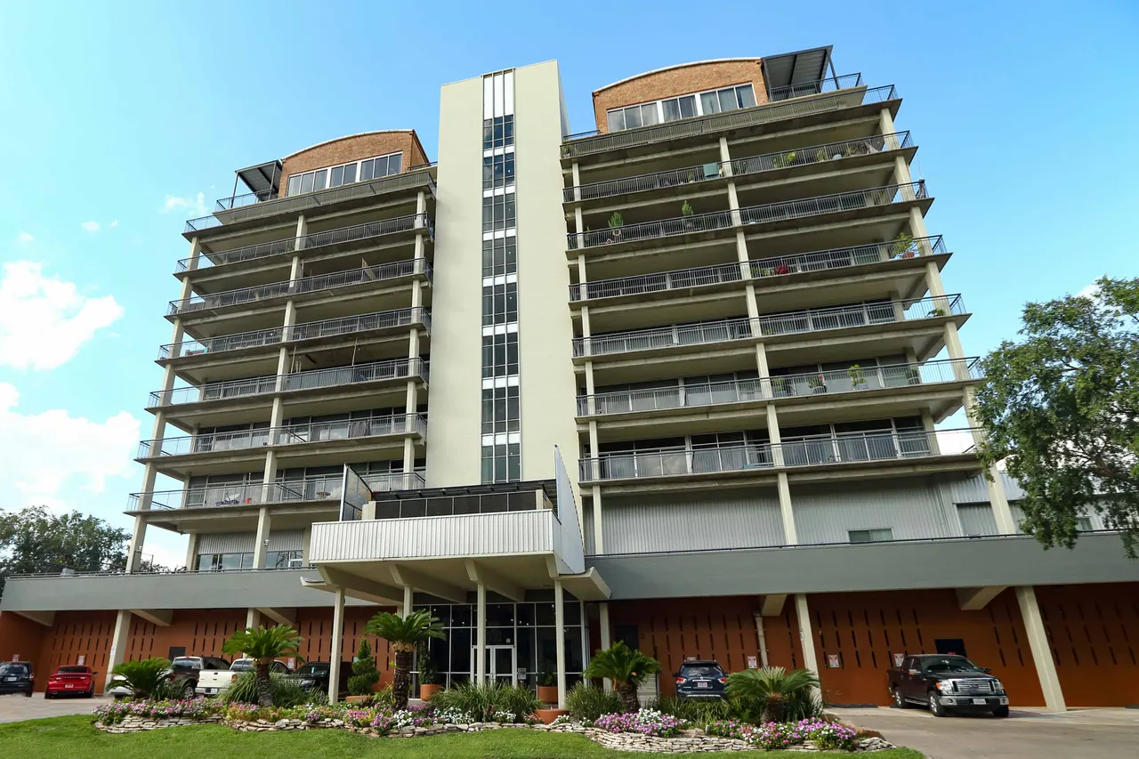230 W. Alabama