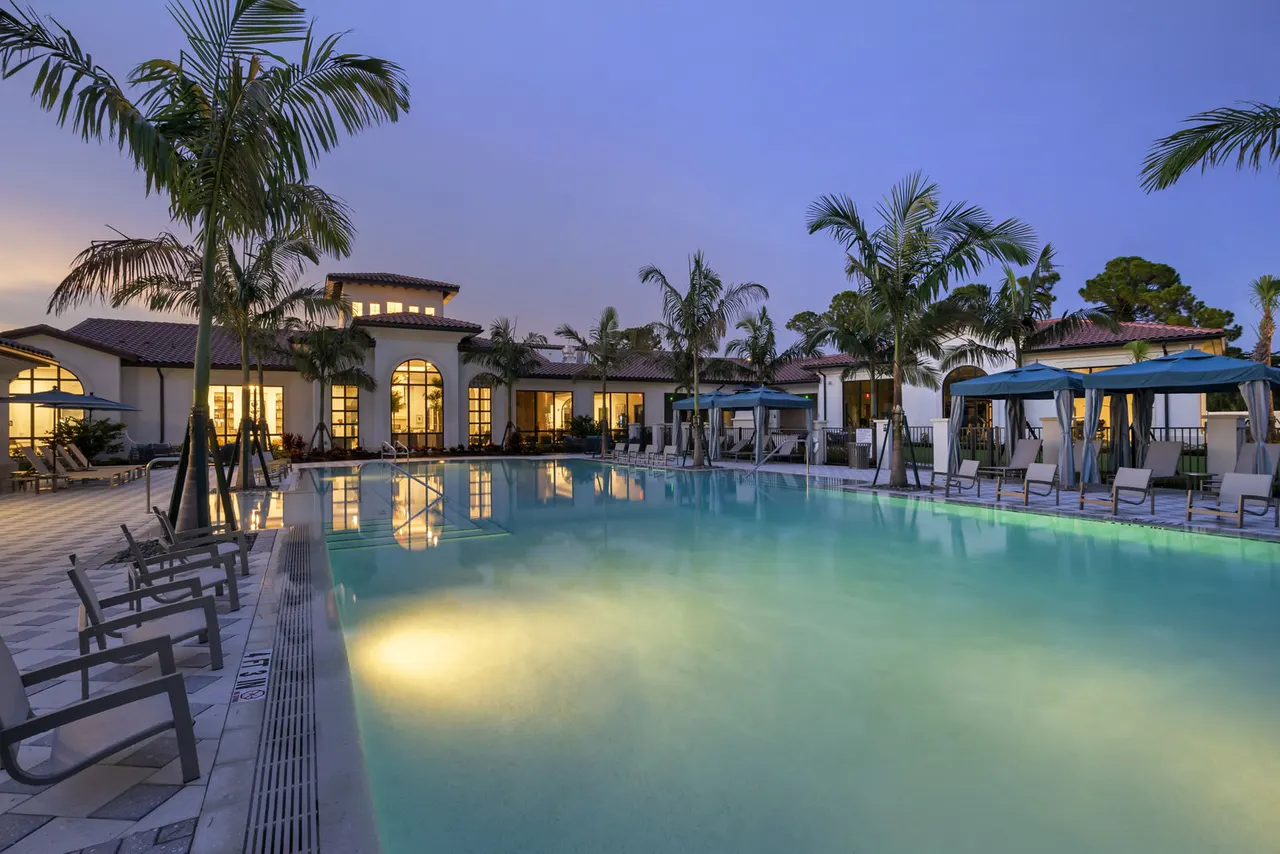 Lago Apartments