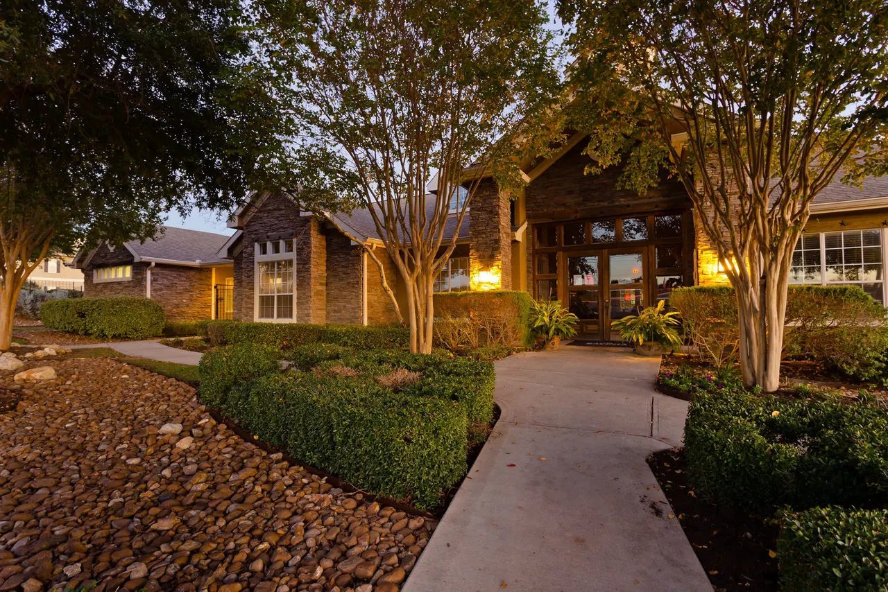 The Ravinia Apartments