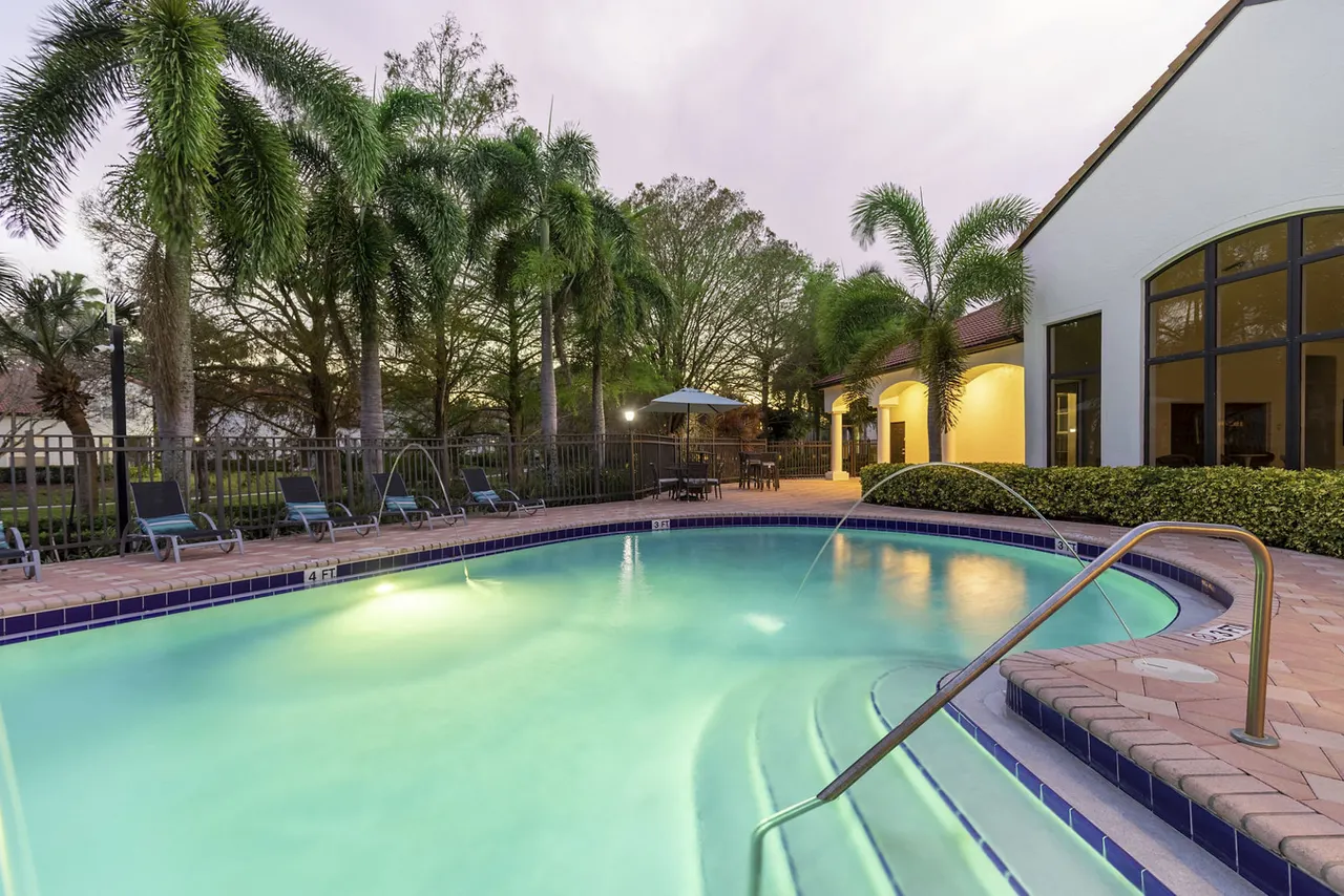 Mira Flores Apartments