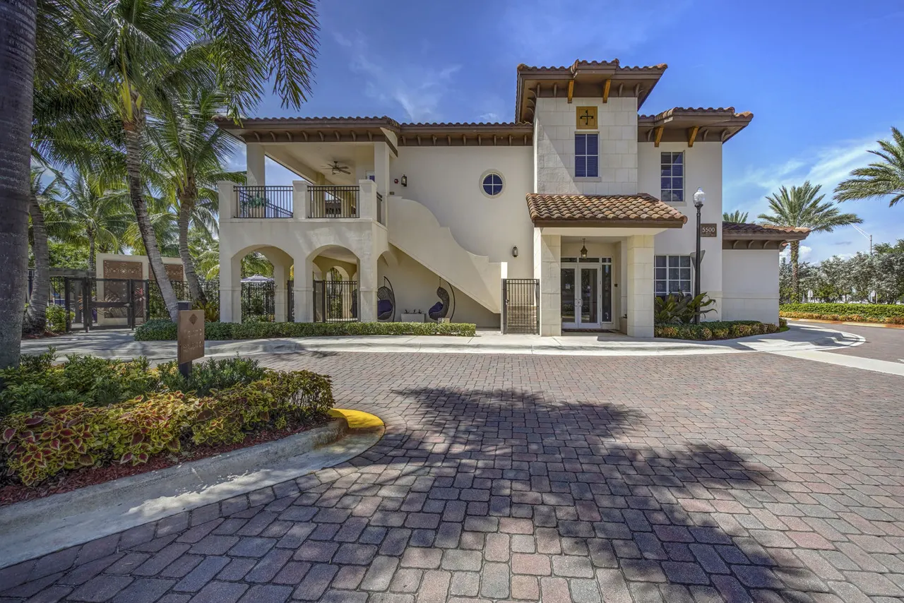 Solle Davie Apartments