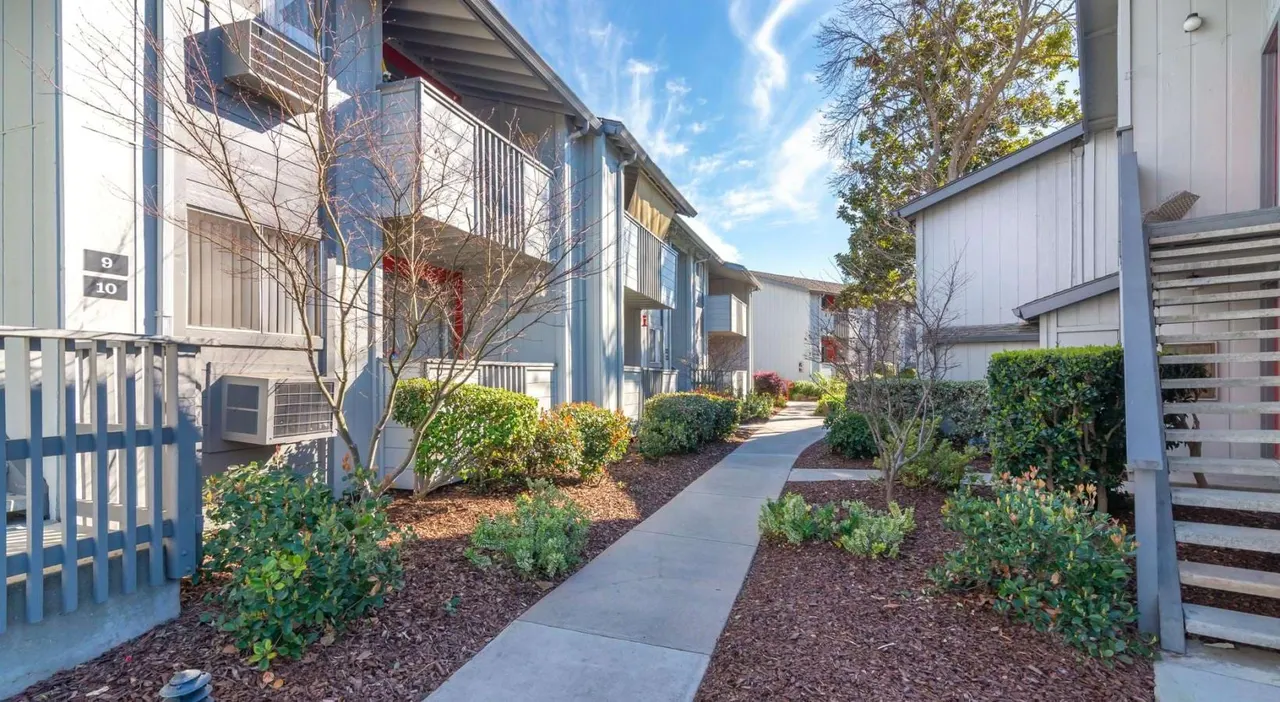 Sunnyvale Crossings Apartments