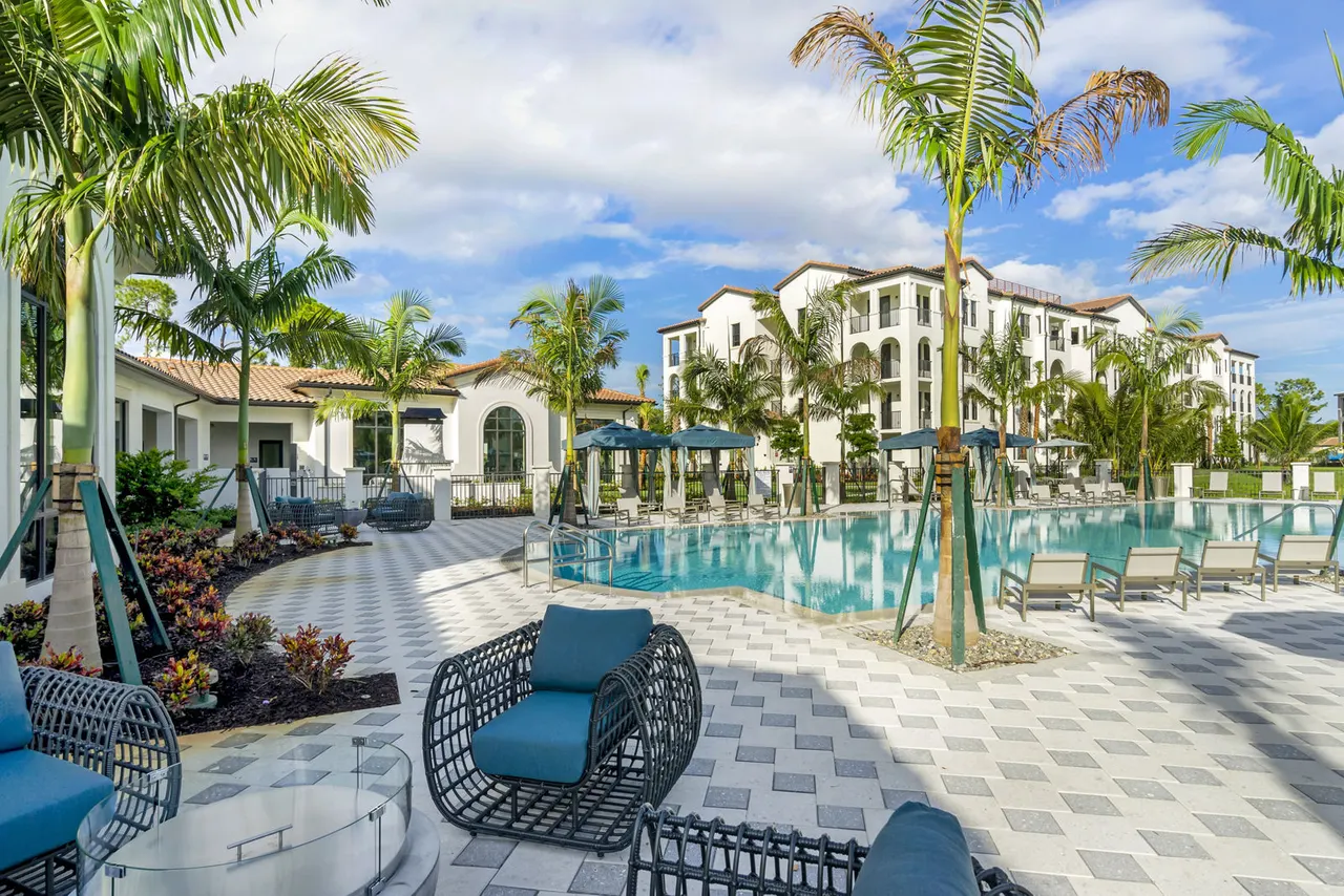 Lago Apartments