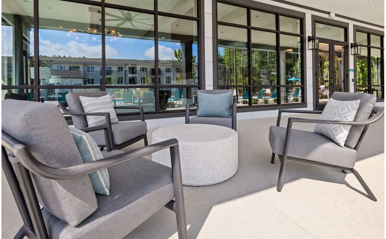 Everly on 401 Apartments