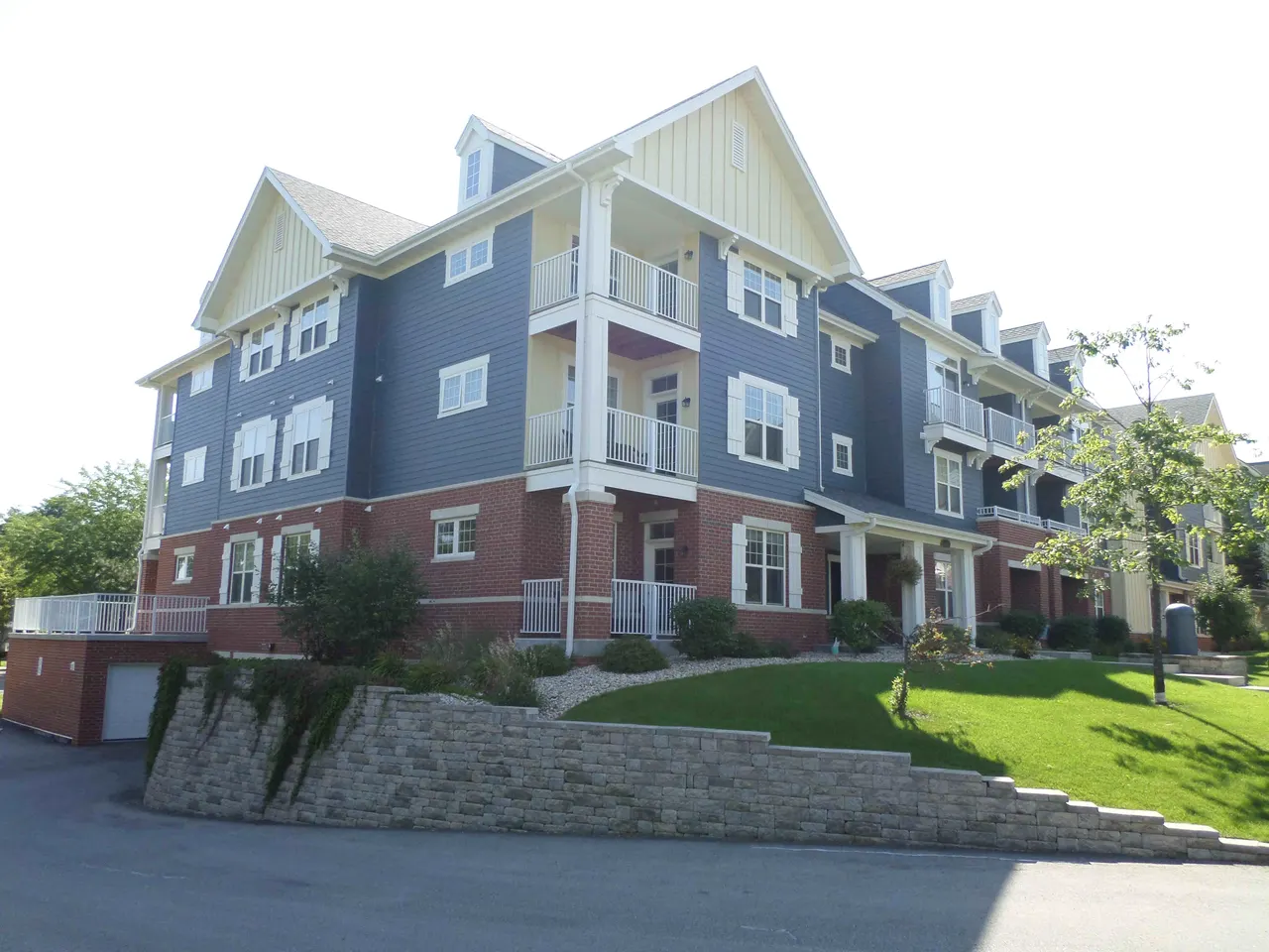 Delafield Lakes Apartments