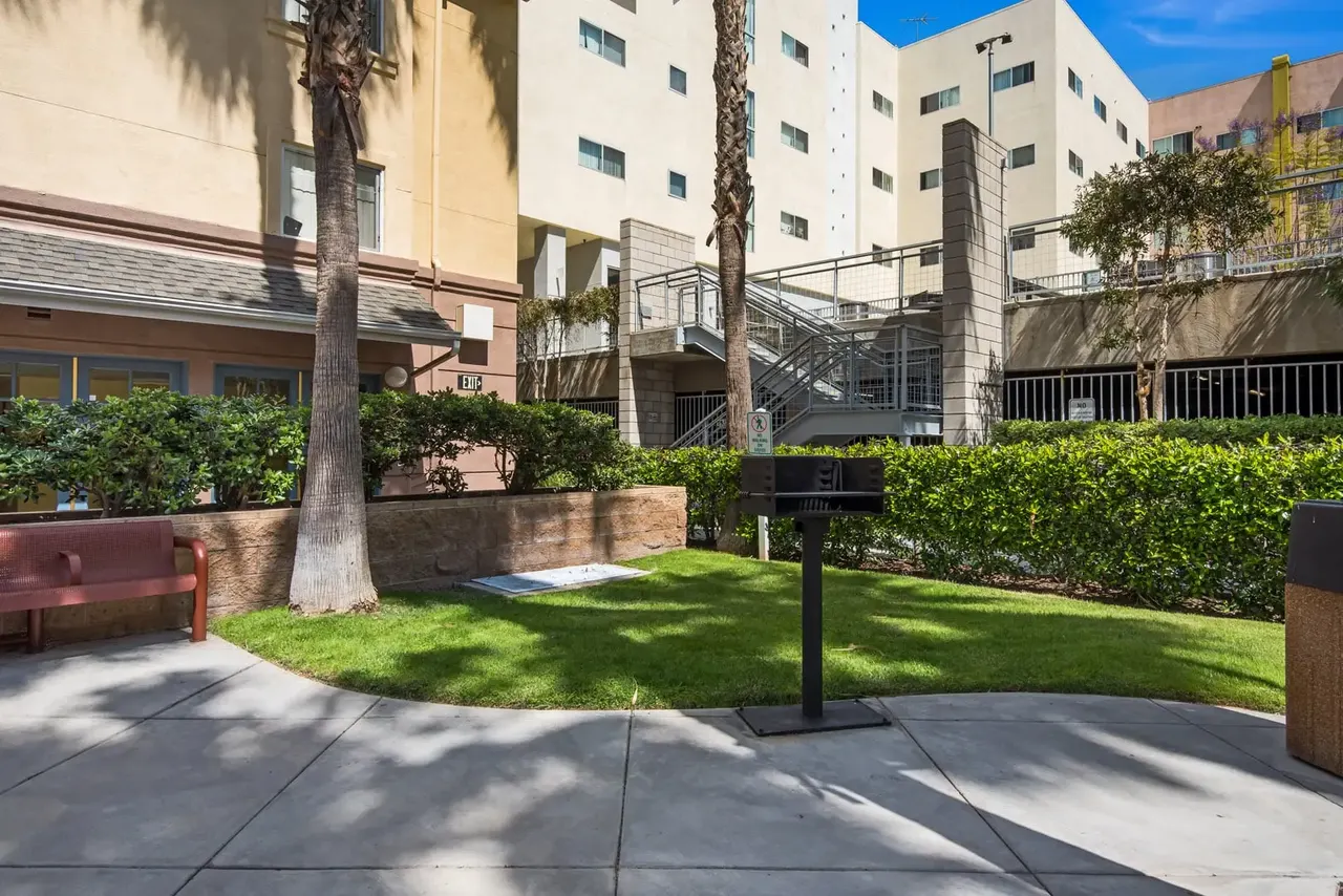 Carlton Court Metro Hollywood