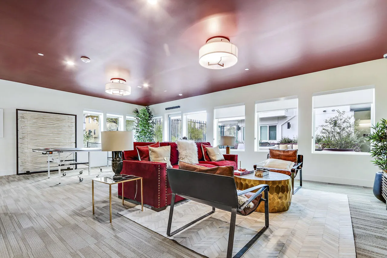 The Metropolitan at Larchmont Village