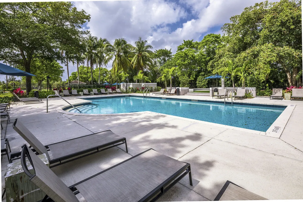 Emerald Bay Club Apartments