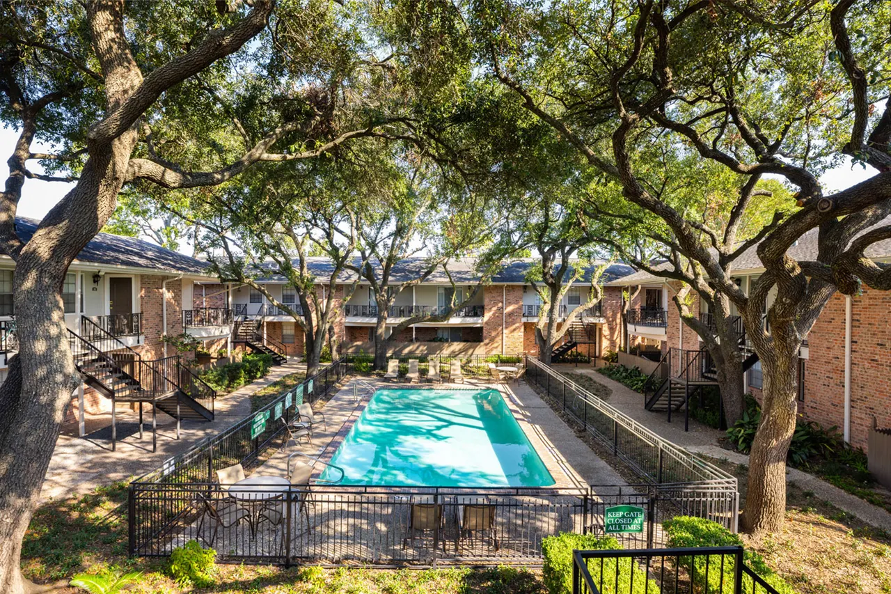 Colony Oaks Apartments