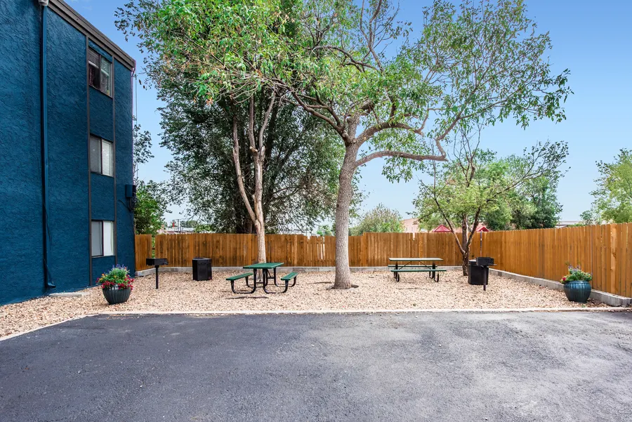 Parkwood Plaza Apartments
