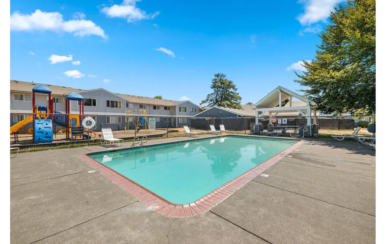 Lake Crest Apartments
