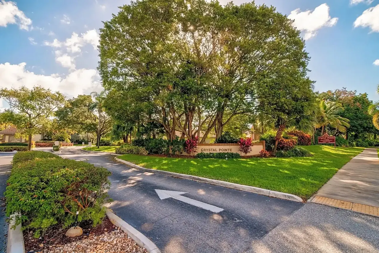 Crystal Pointe Apartments