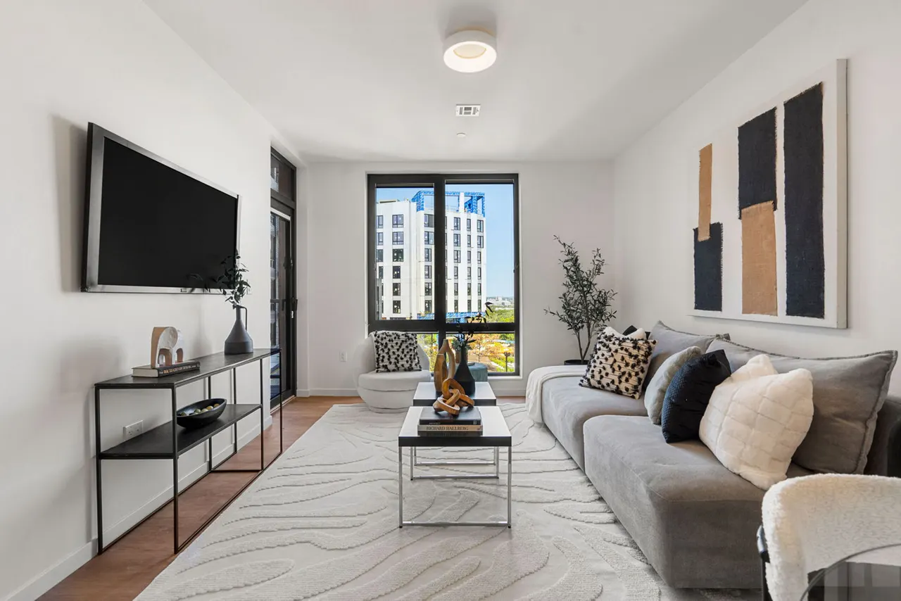 1515 Comm Ave