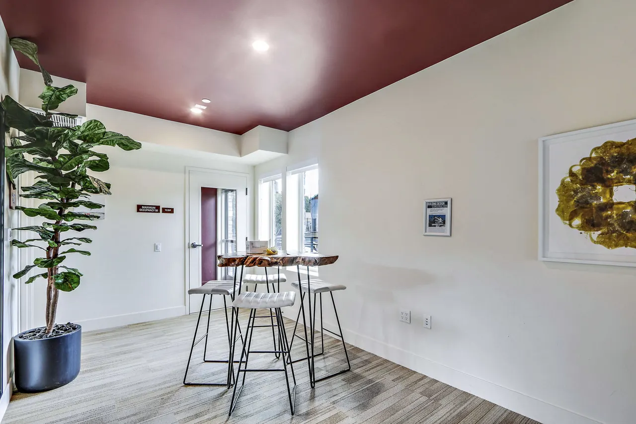 The Metropolitan at Larchmont Village