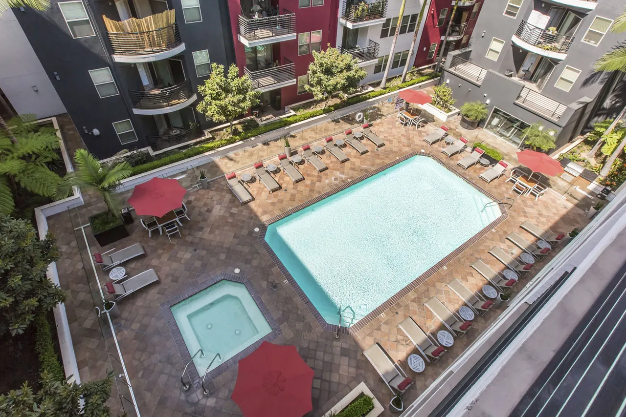 The Pearl on Wilshire Apartments