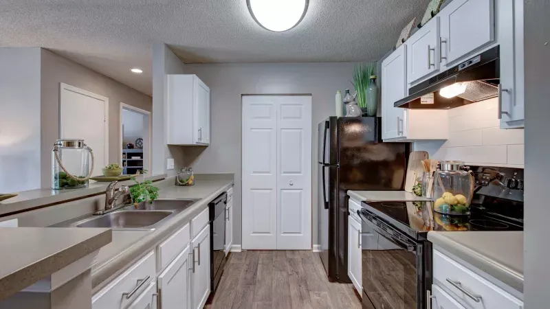 Woodlake Reserve Apartments