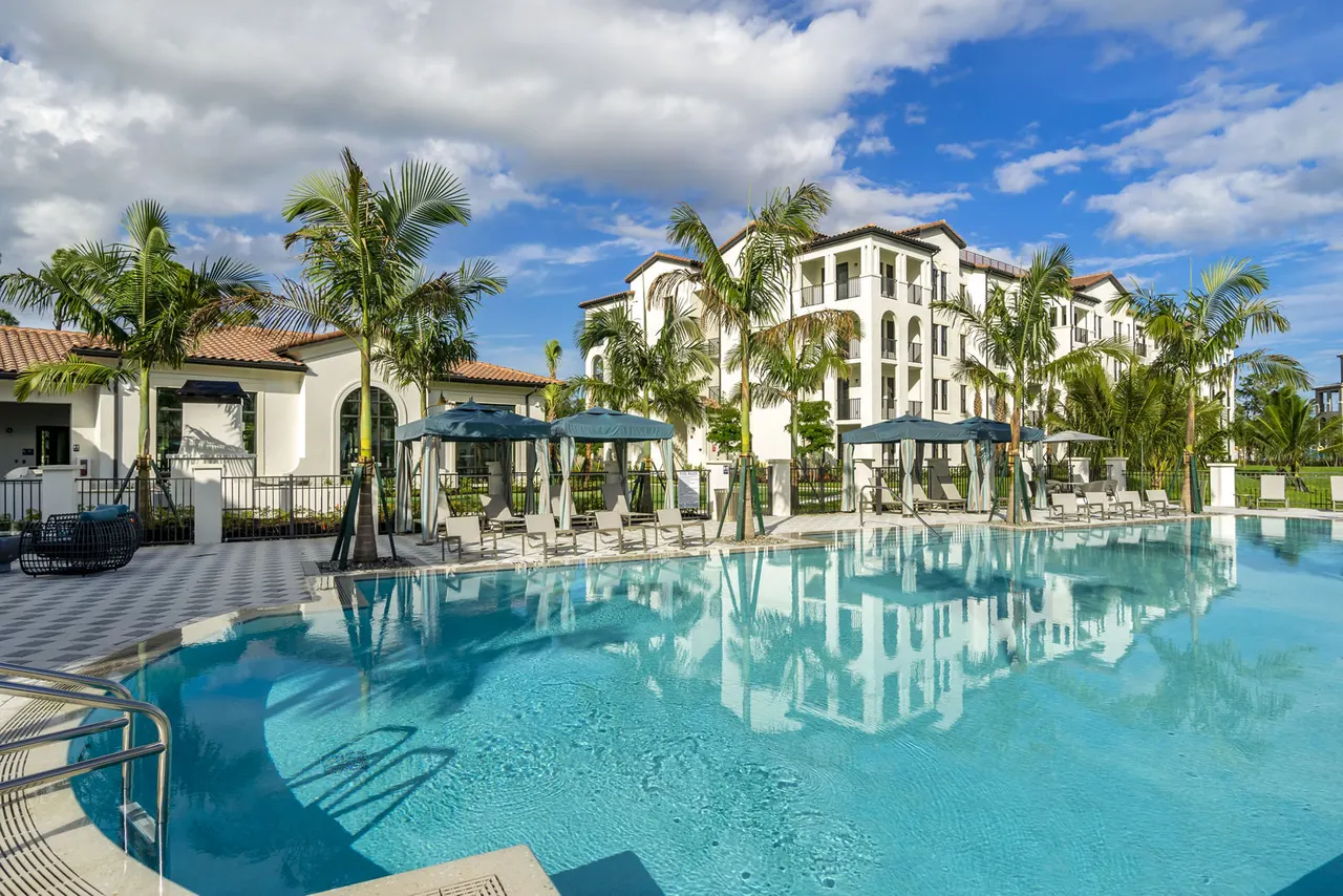Lago Apartments