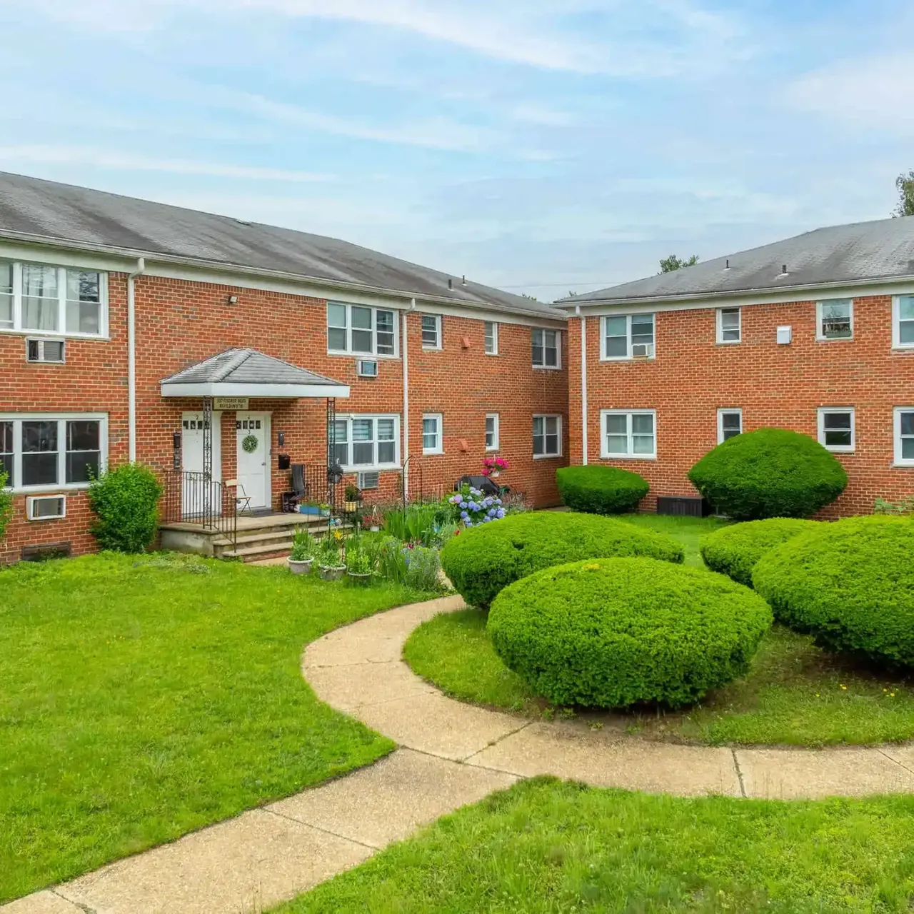 Pinewood Apartments-Lakewood