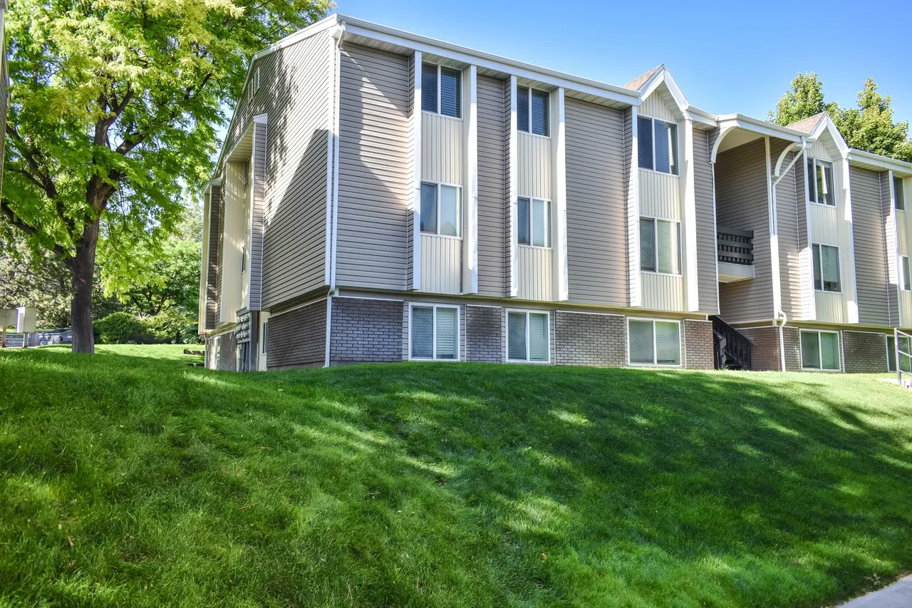 Summit Apartments