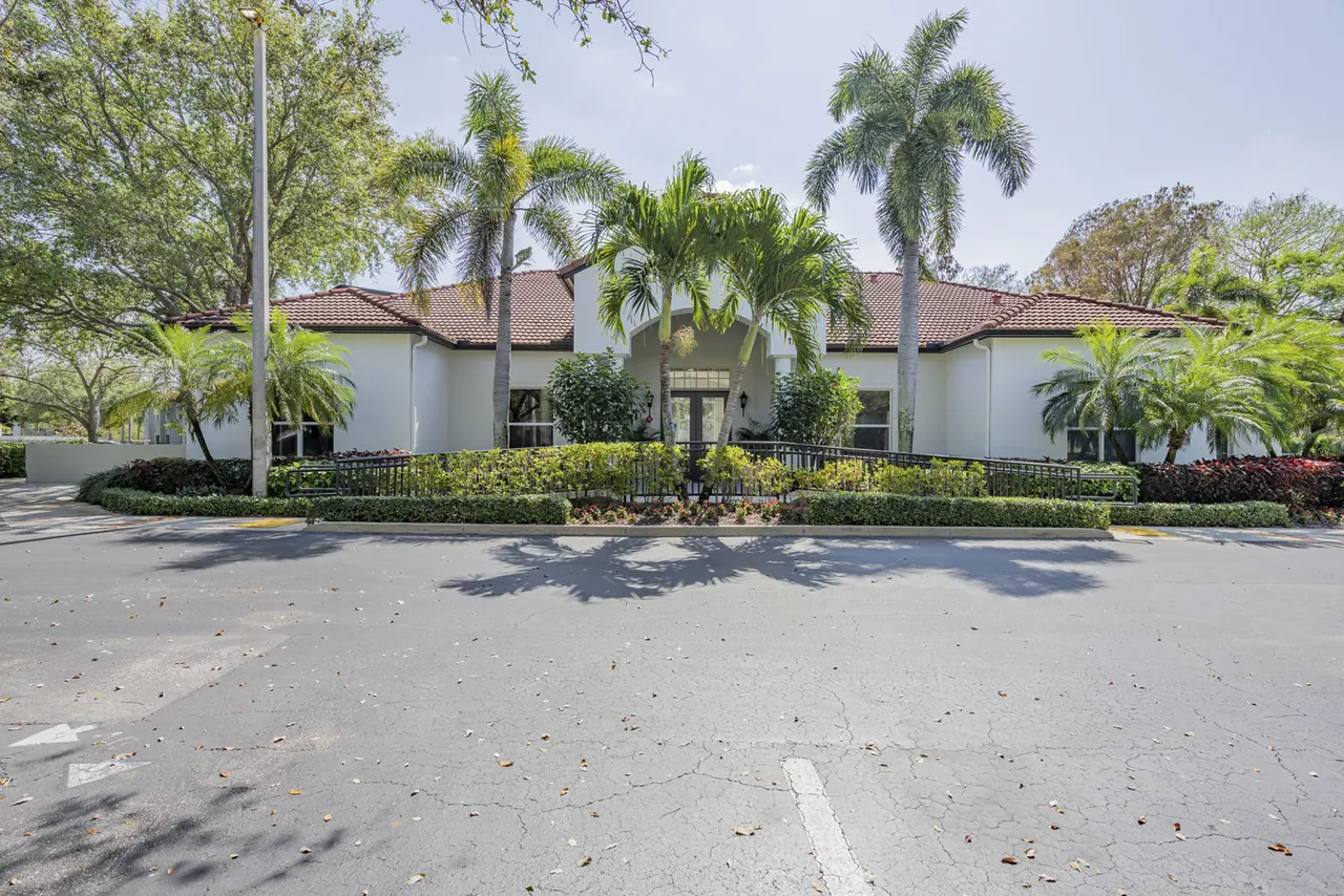 Mira Flores Apartments