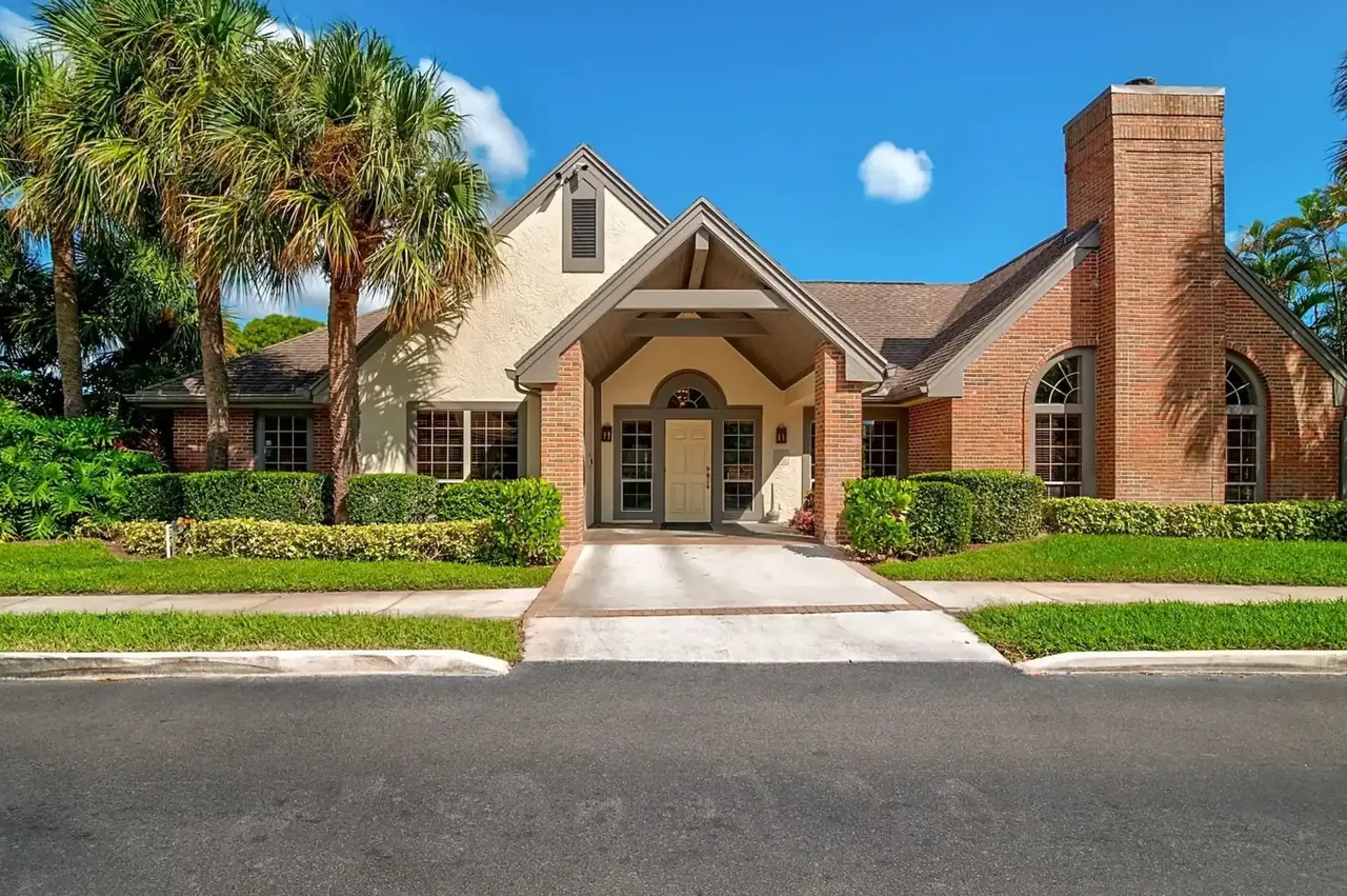 Crystal Pointe Apartments