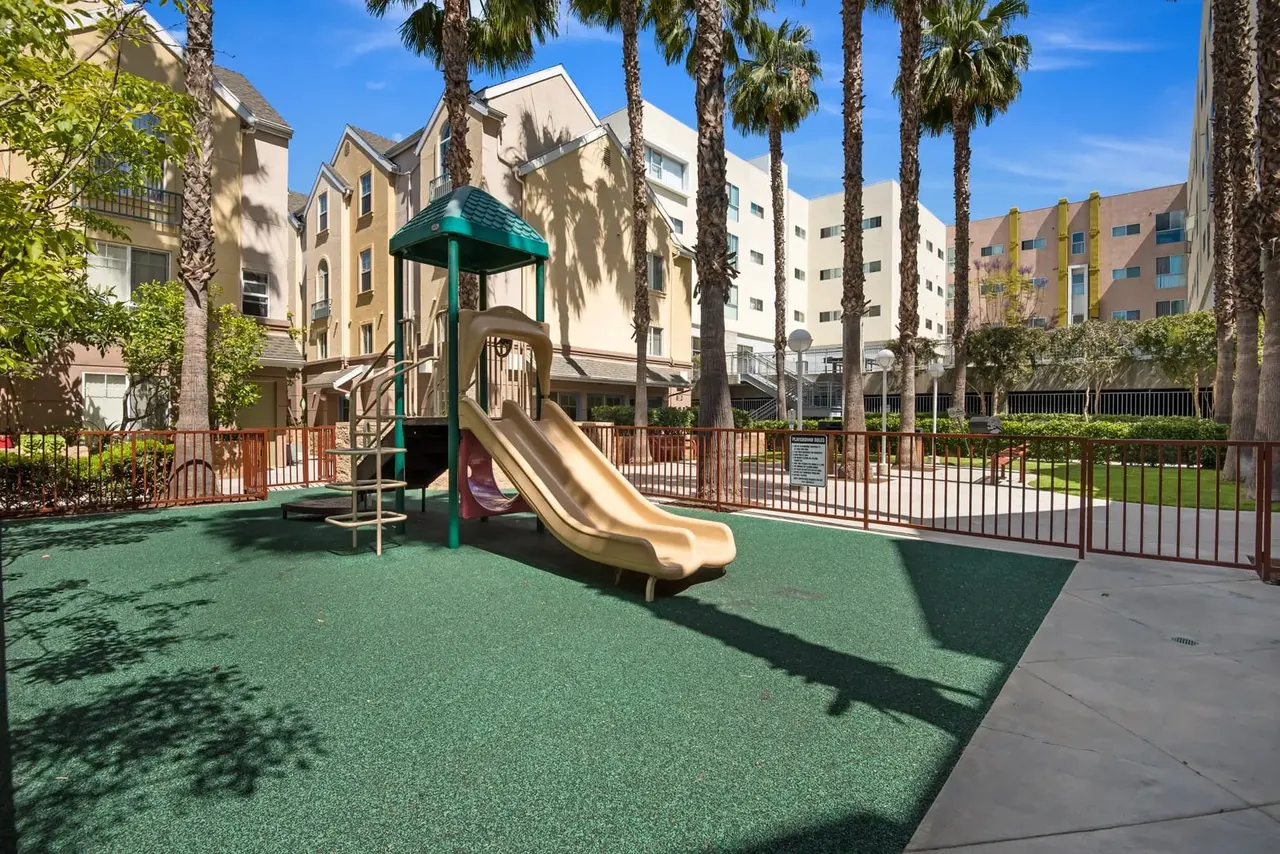 Carlton Court Metro Hollywood