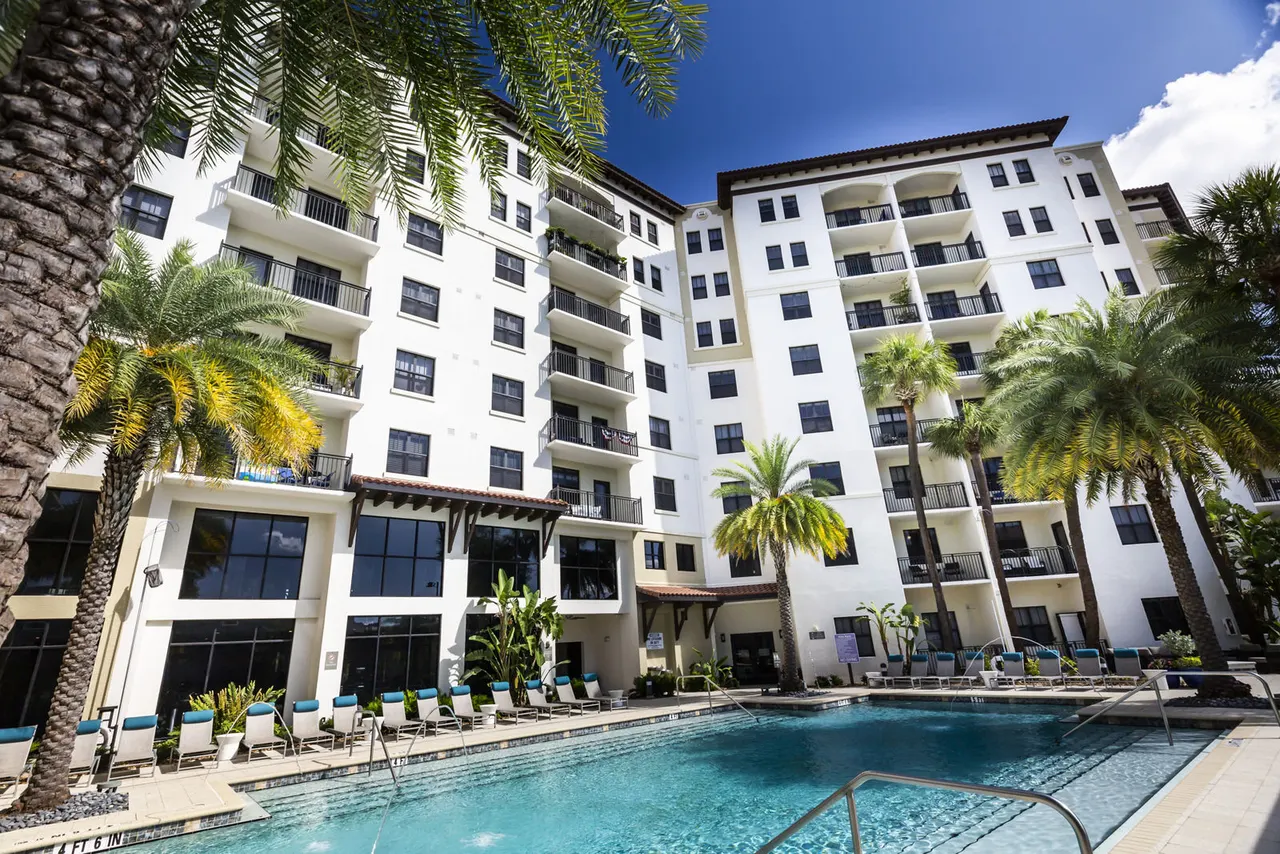 2 Bayshore Luxury Waterfront Apartments