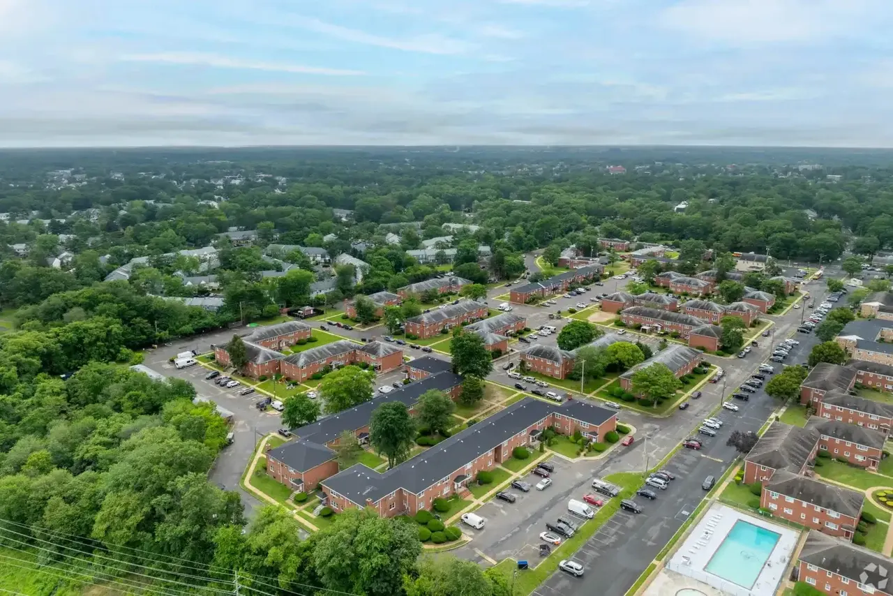 Pinewood Apartments-Lakewood