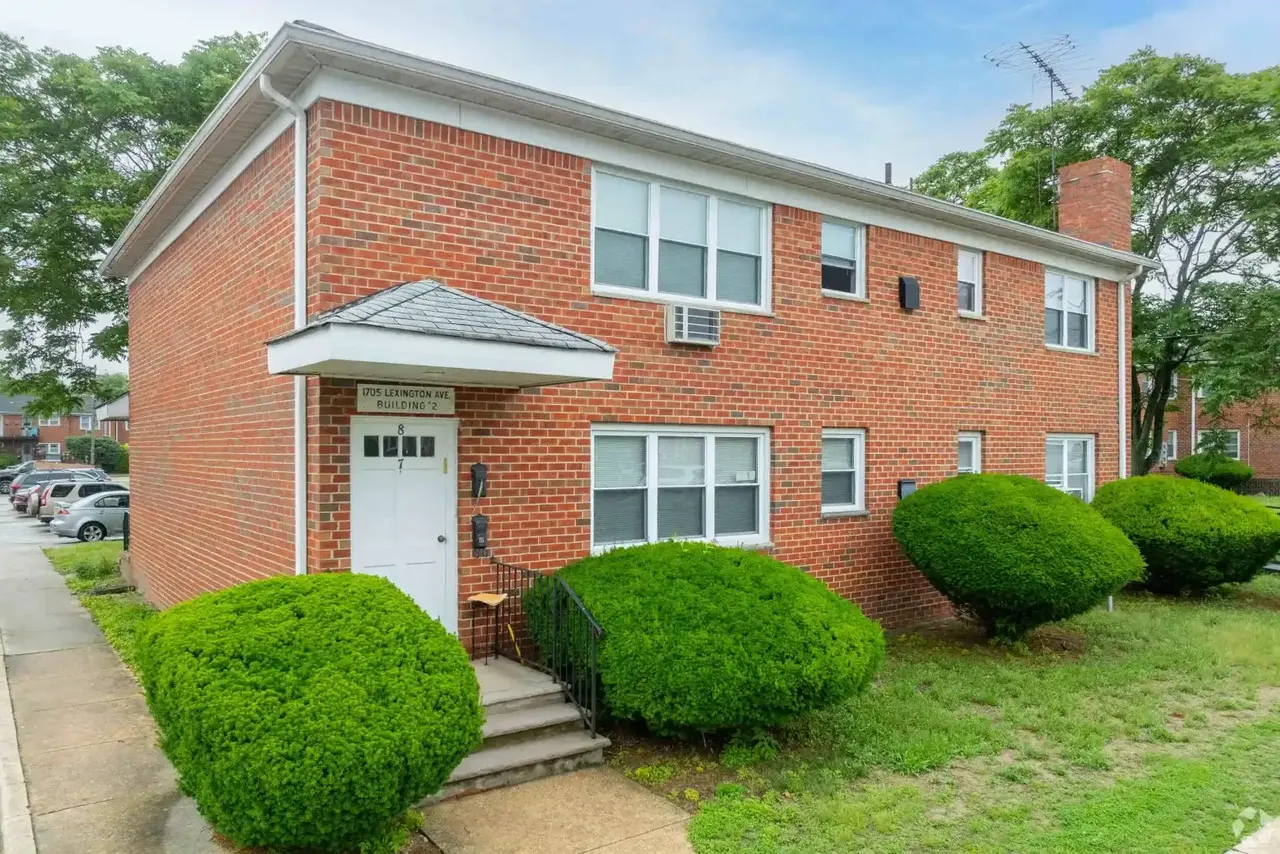 Pinewood Apartments-Lakewood
