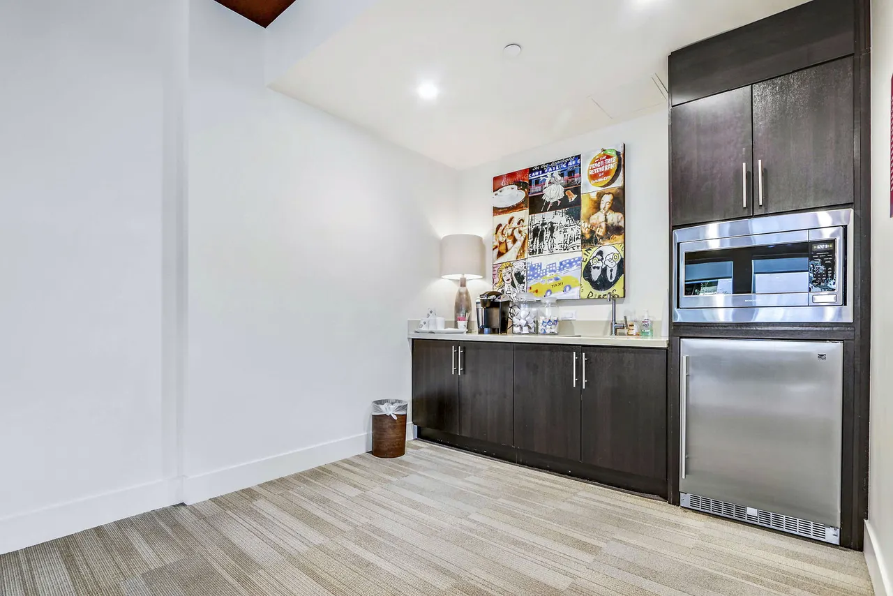 The Metropolitan at Larchmont Village