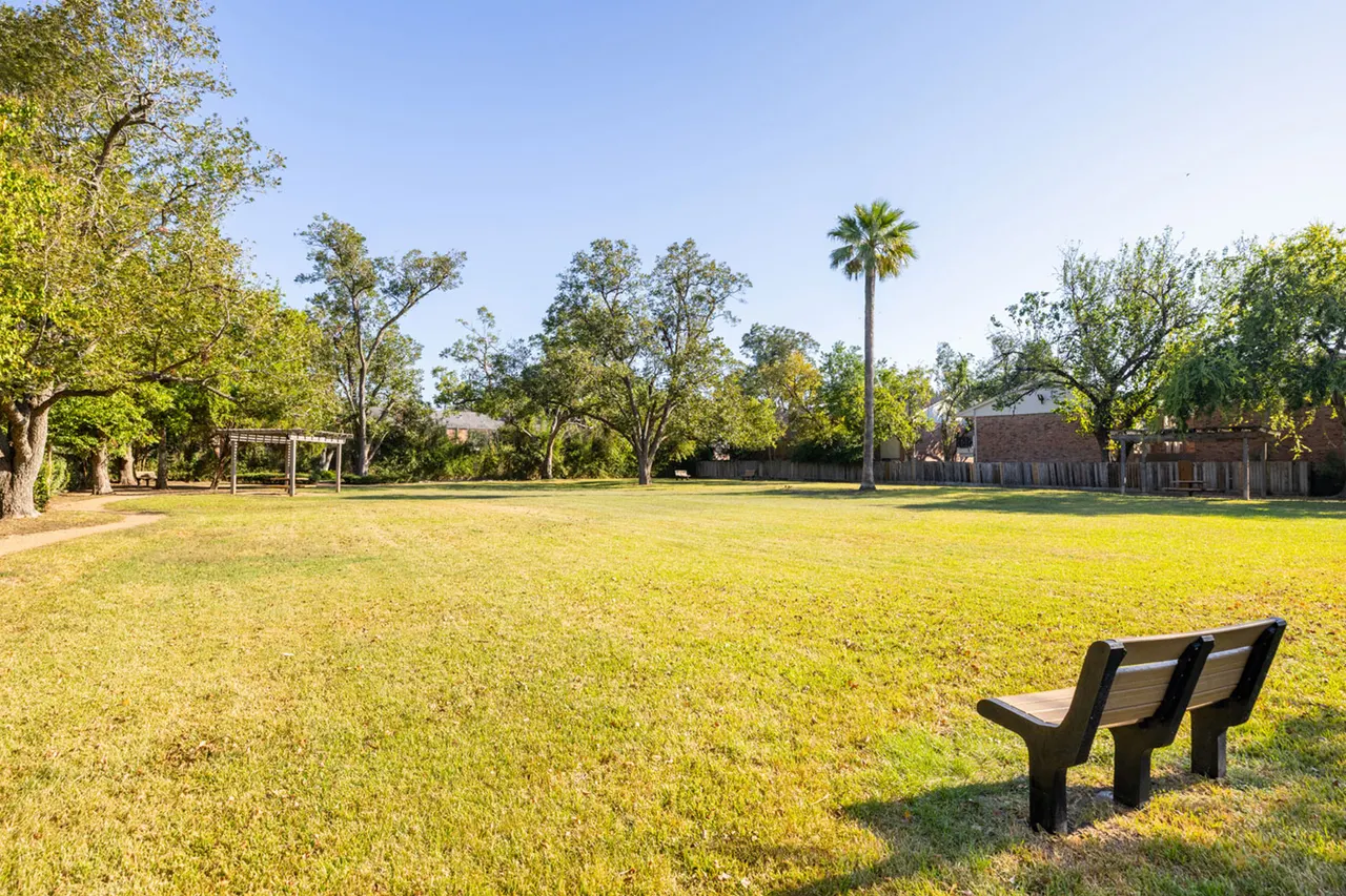 Colony Oaks Apartments