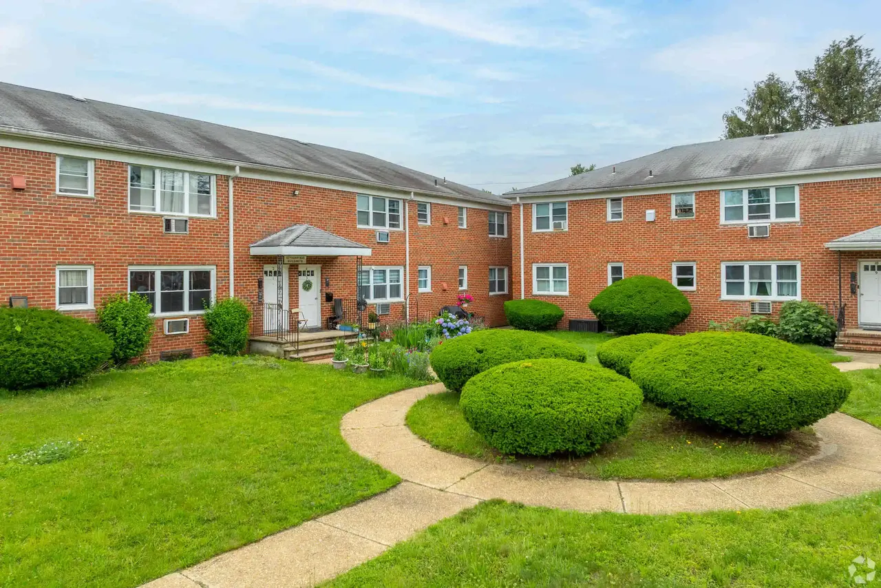 Pinewood Apartments-Lakewood