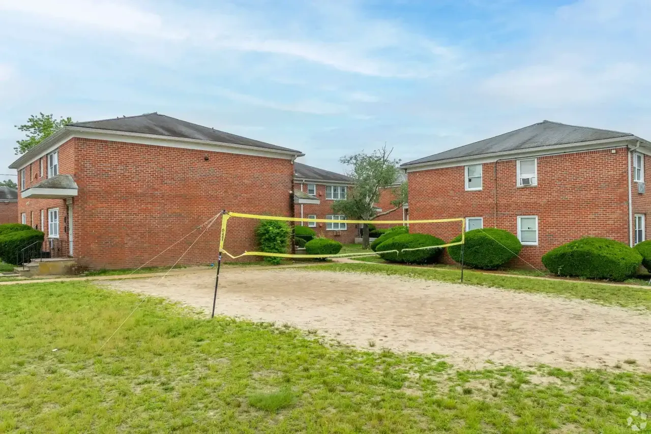 Pinewood Apartments-Lakewood