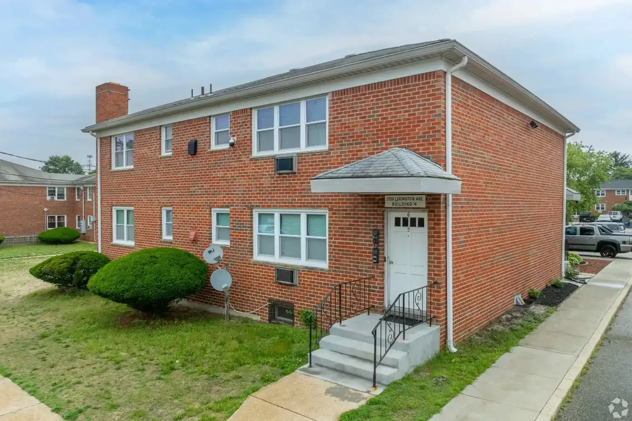 Pinewood Apartments-Lakewood