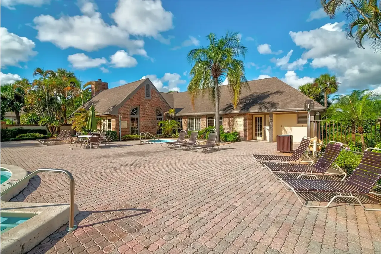 Crystal Pointe Apartments