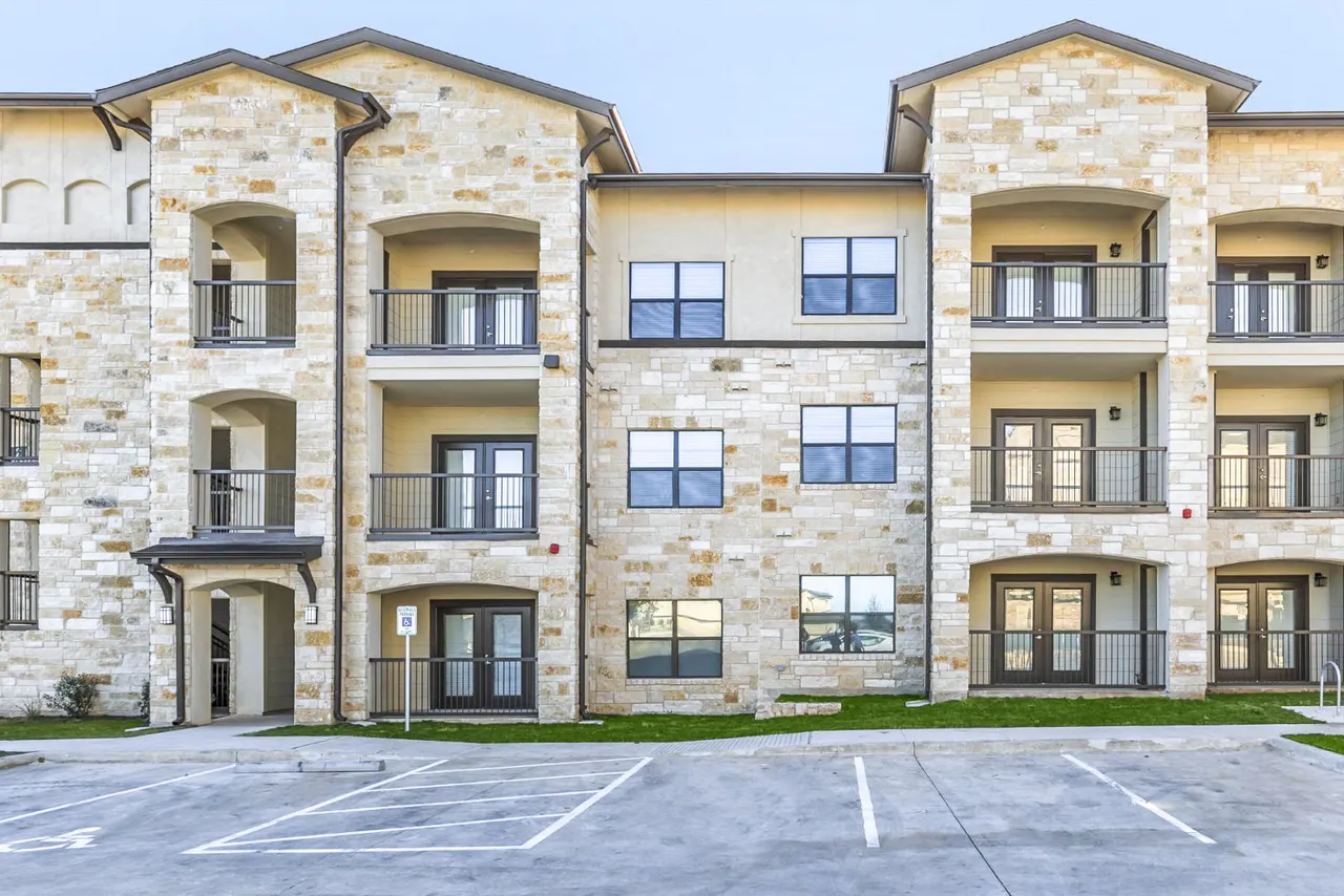 Lenox Stone Oak Apartments