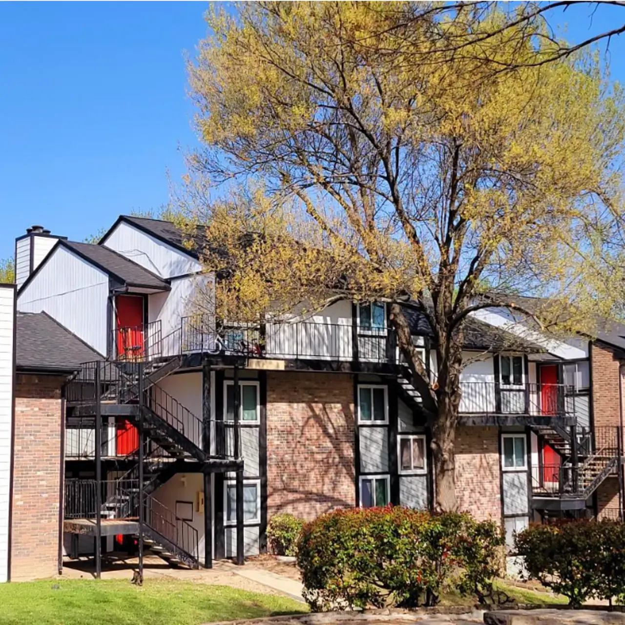Lakeside Apartments